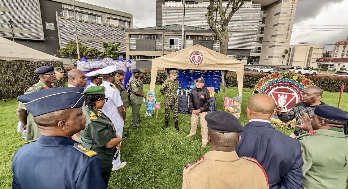 EmbColGhana's tweet photo. 🇨🇴🤝🇳🇬 La Embajada en Ghana, concurrente para Nigeria, y su Consulado Honorario en Abuja celebran el fortalecimiento de la cooperación internacional,en el marco de la visita geoestratégica del Colegio de Defensa Nacional de Nigeria al Comando de Ingenieros del Ejército Colombiano https://t.co/kZImbyjIVS