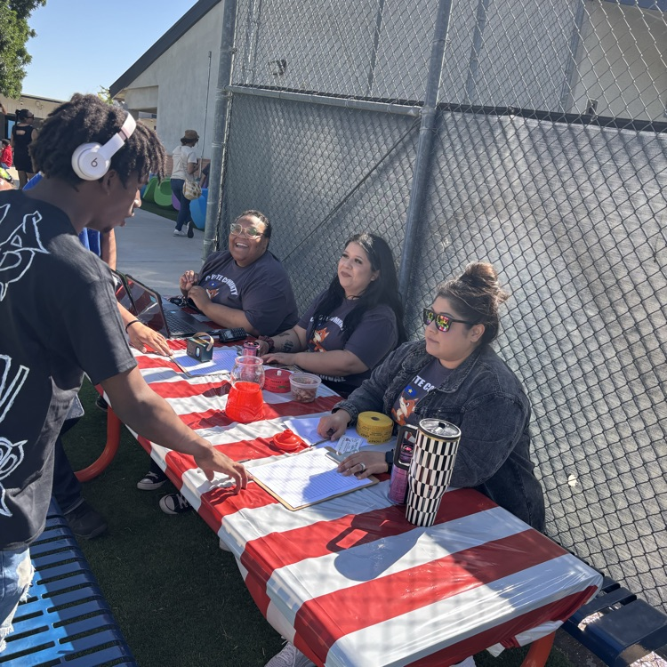 mojaveCoyotes's tweet photo. Come down to our Coyote Carnival! Happening until 700 pm! https://t.co/GV14VcuONE