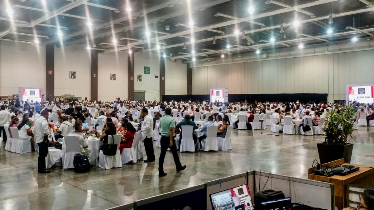 multicongress's tweet photo. 📚✨ Más de 1,800 asistentes celebraron el Día del Maestro en Expo Mundo Imperial.

En Multicongress realizamos la producción con pantallas LED, audio lineal, CCTV, escenografía y cortinaje. 🎬🔊

¡Un honor ser parte de esta gran celebración! 👨‍🏫👩‍🏫💙#DíaDelMaestro #Multicongress https://t.co/FPzlH44aNO