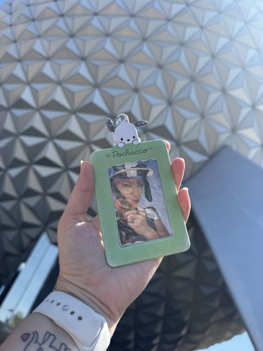 lerfectvernon's tweet photo. Eric x Tee take on Epcot at Disney :3 ft my zeneration shirt in hopes a deobi will spot me 😝 @EricSohn_S2 thanks for being the perfect date 😜💗 #EricSohn #손영재사랑해 https://t.co/47hEap82qi