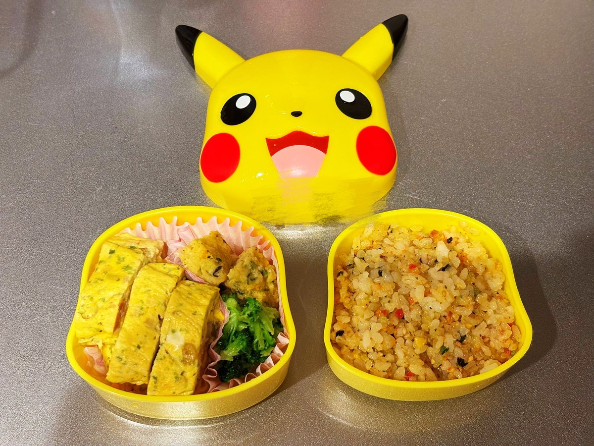 tomooooo525's tweet photo. 毎週土曜日はお弁当🍱🧒🏻
土曜だけ違う園に行くんだけど、先週会った先生のこと覚えてたみたいで、にやにやしながら抱っこされていった🤣 https://t.co/zVesdeA8tH