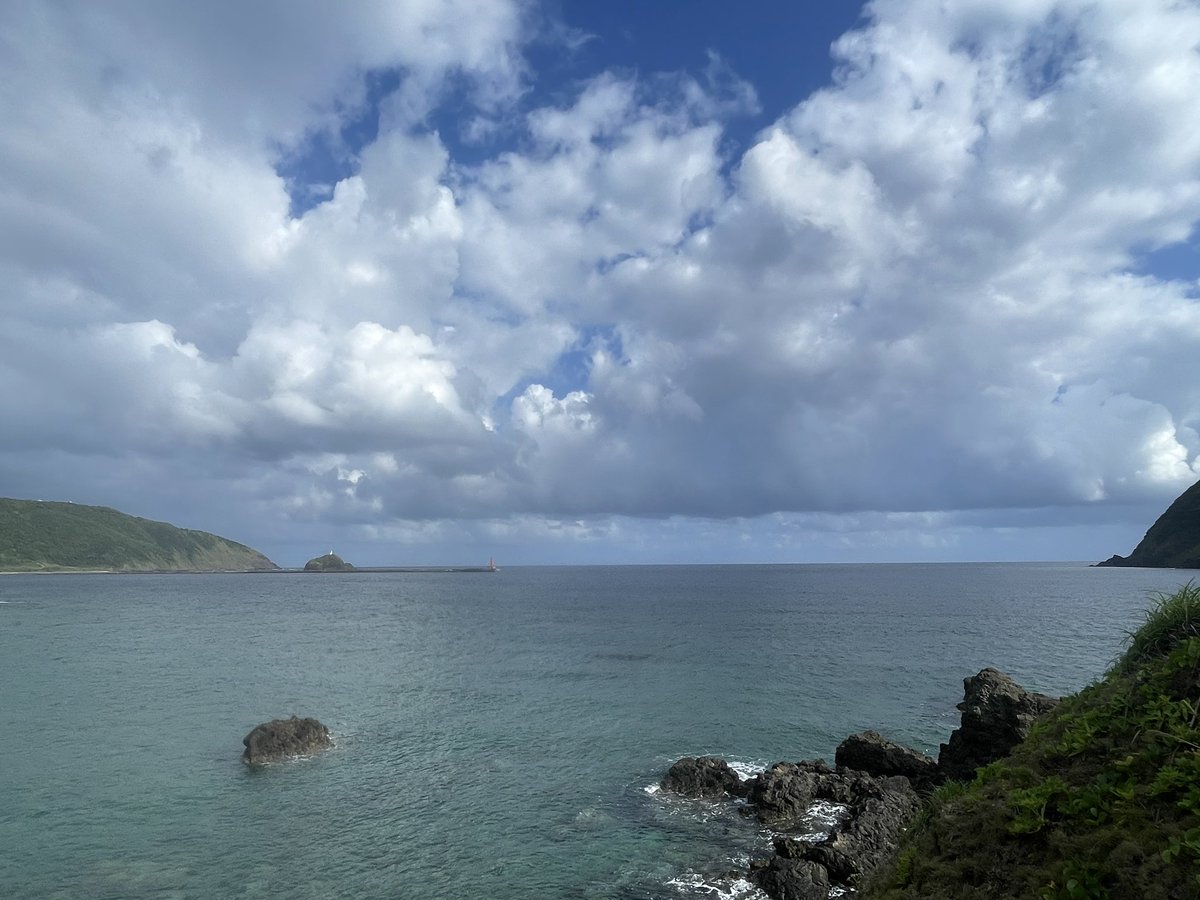 Amamiportrait's tweet photo. #釣り好き には
#長浜　#堤防
にロマンを感じざるを得ない。

天気はいいですが、
風は相変わらず強し
2026/5/16
#奄美大島 https://t.co/l9sykfhJN5