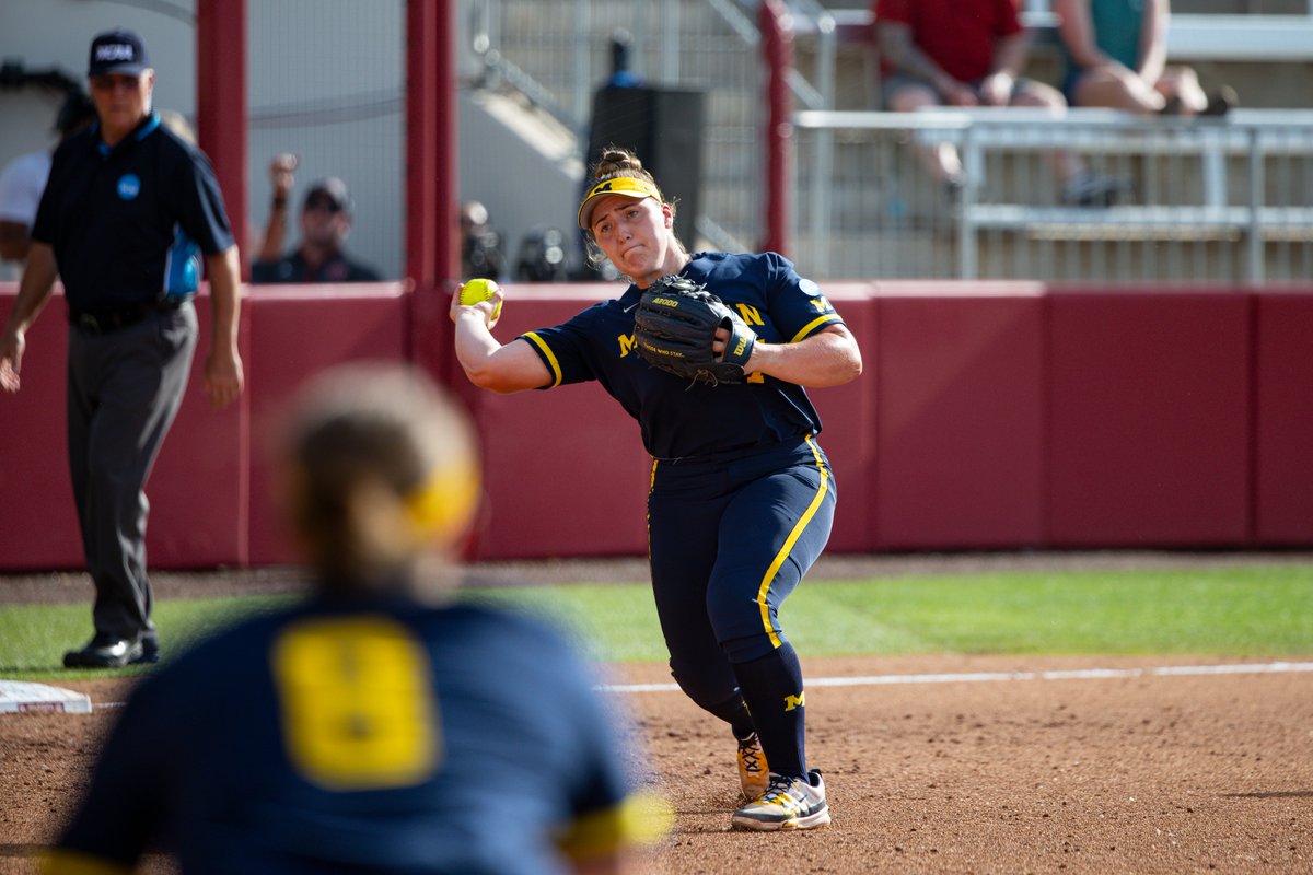 umichsoftball's tweet photo. Fifth-Inning Stretch. 📸 https://t.co/hKMQh9FCUw