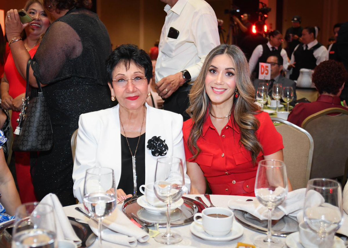 AlbertoAnayaGt's tweet photo. Con profunda admiración, respeto y amor felicito a mi esposa, maestra Lupita, por el Día del Maestro y el merecido reconocimiento a sus 60 años de labor docente. 
Que este homenaje refleje el cariño y la gratitud de las miles de almas que transformaste con tu vocación y entrega. https://t.co/haRmd2PnXo