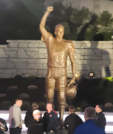 morbokif's tweet photo. You'd think HIS statue would be wearing Uggs... https://t.co/K6gjJTgk7g