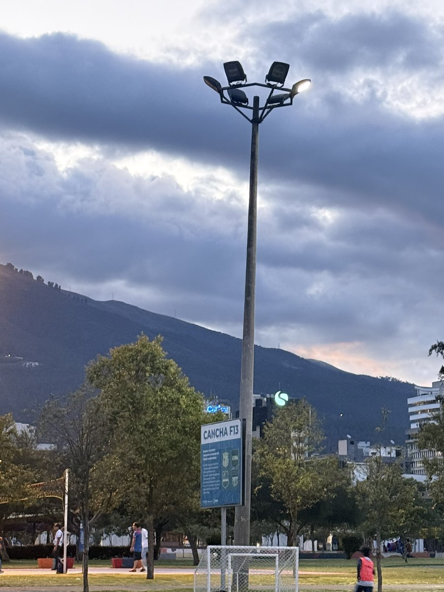 EdwinChiguano's tweet photo. @ObrasQuito en el parque la carolina en la cancha 13 no valen las luminarias @pabelml ya se reportó pero no arreglan ya un mes https://t.co/LM2AJUecLV