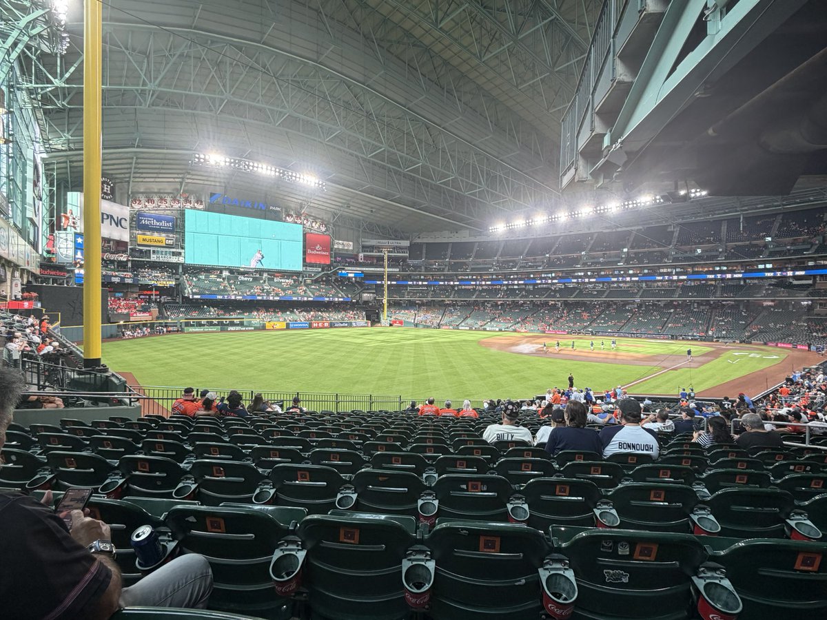 AnGiE_25's tweet photo. Well doesn’t this place look familiar…. Hmmm #Silverboot series 🧡💙⚾️ @astros https://t.co/pyHrbfoN6e
