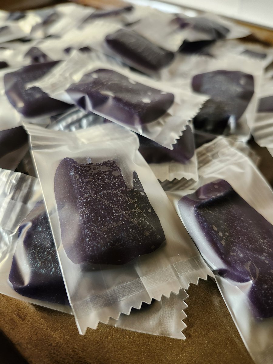 CorruptCandys's tweet photo. Low dose, high cbn, 2.5:10 (THC to CBD) Blackberry 'Bursts. Tangy, fruity, and great for bedtime. https://t.co/Xt2HwTDsOR
