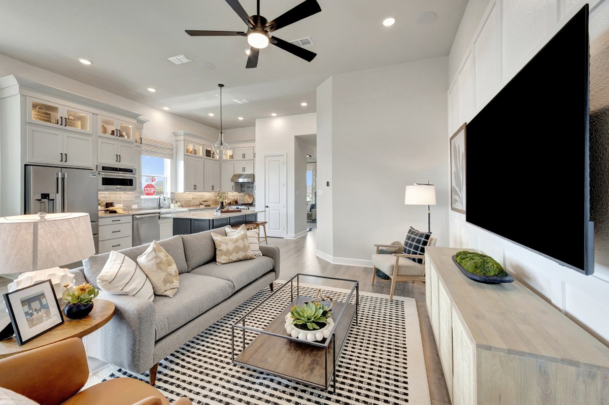 DavidWeekley's tweet photo. Open daily in Sienna: two David Weekley model homes built for different routines. Compare The Kingsland’s sunroom with The Abney’s private study, then decide what fits your day best. Visit https://t.co/lGT7TTqobz to learn more. #SiennaTX #NewConstructionHomes #MissouriCityTX https://t.co/a46NrpE32I