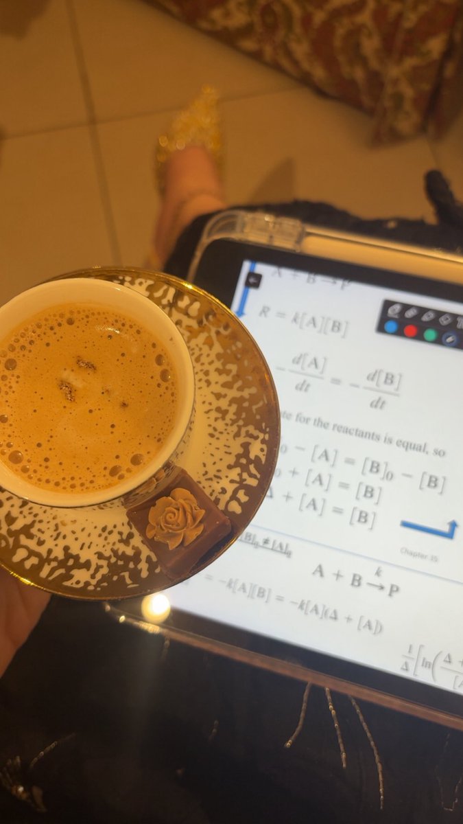TAlsunn's tweet photo. ملكة بنت خالتي وسط الفاينل: https://t.co/hDNZIqa3Gw