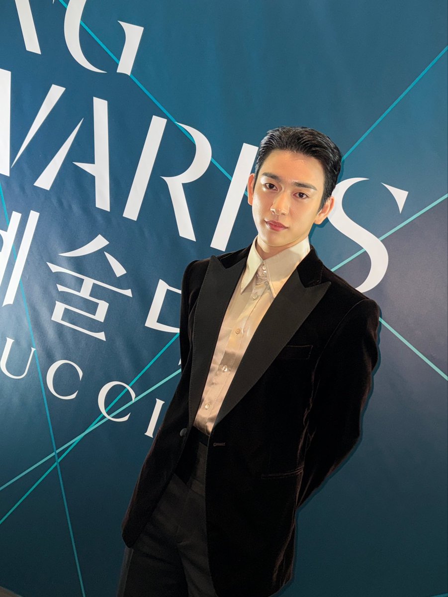 RAndwhatever's tweet photo. “เขาก้าวขึ้นมาเป็นนักแสดงกระแสหลักระดับแนวหน้าอย่างแท้จริง ไม่ว่าบทบาทไหนก็เอาอยู่ และถ่ายทอดอารมณ์ได้อย่างละเอียดอ่อนแม้กระทั่งเสียงลมหายใจ”

นี่คือคำนิยามและคำอวยยศอย่างสมเกียรติจากบันทึกการพิจารณาของคณะกรรมการผู้ทรงคุณวุฒิ ในงานประกาศรางวัลระดับชาติสุดยิ่งใหญ่อย่าง แบกซัง อาร์ตส์ อวอร์ดส์ ครั้งที่ 62 ที่เพิ่งผ่านพ้นไป 

ซึ่งผลงานและความสามารถอันโดดเด่นของจินยอง ได้รับความสนใจและถูกพูดถึงเป็นอย่างมากในฐานะผู้เข้าชิงรางวัลนักแสดงนำชายยอดเยี่ยม 

โดยในบันทึกการพิจารณารอบสุดท้าย หลังจากที่ รยูซึงรยง ได้รับการเสนอชื่อให้คว้าผู้ชนะรางวัลใหญ่หรือแดซังไปแล้วนั้น การแข่งขันในสาขานักแสดงนำชายยอดเยี่ยมก็เป็นไปอย่างเข้มข้นและขับเคี่ยวกันอย่างสูสี โดยมีคณะกรรมการบางส่วนยืนหยัดและเทคะแนนสนับสนุนจินยองจนถึงวินาทีสุดท้าย 

พร้อมทั้งกล่าวชื่นชมฝีมือการแสดงของเขาในซีรีส์เรื่อง Our Unwritten Seoul อย่างลึกซึ้งว่า 
 
“เป็นการแสดงที่ละเอียดอ่อน 
เข้าถึงอารมณ์ และถ่ายทอดออกมาได้อย่างเป็นธรรมชาติสมบูรณ์แบบ แม้กระทั่งเสียงลมหายใจก็ยังเต็มไปด้วยการแสดง” 

นอกจากนี้แล้วคณะกรรมการยังได้หยิบยกผลงานซีรี่ส์เรื่องล่าสุดอย่าง Still Shining ที่เพิ่งลาจอไปไม่นานมาอวยยศเพิ่มเติม โดยระบุว่า “แม้ผลงานเรื่องล่าสุดนี้จะไม่ได้อยู่ในเกณฑ์เวลาที่นำมานับคะแนนหลักในการพิจารณารางวัลรอบนี้โดยตรง แต่การแสดงอันยอดเยี่ยมของเขาก็เป็นเครื่องพิสูจน์ที่ชัดเจนว่า ไม่ว่าพัคจินยองจะได้รับบทบาทแบบไหน เขาก็สามารถตีความและเอาอยู่ได้ในทุกผลงาน จนกล่าวได้ว่าในปัจจุบัน เขาได้เติบโตขึ้นมาเป็นนักแสดงกระแสหลักระดับแนวหน้า ของวงการบันเทิงเกาหลีใต้ที่มีฝีมือท็อปฟอร์มและน่าจับตามองที่สุดอย่างแท้จริง”