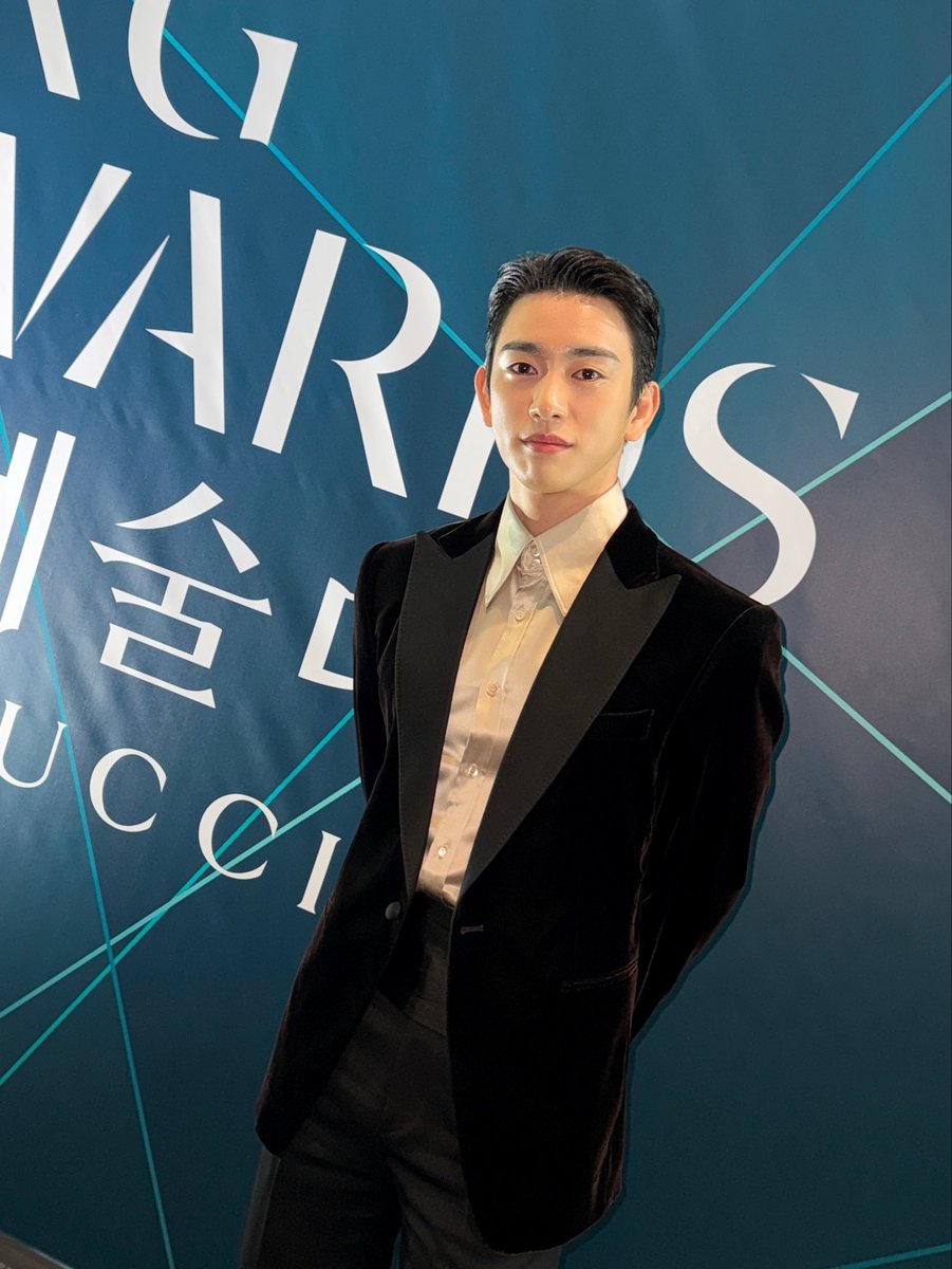 RAndwhatever's tweet photo. “เขาก้าวขึ้นมาเป็นนักแสดงกระแสหลักระดับแนวหน้าอย่างแท้จริง ไม่ว่าบทบาทไหนก็เอาอยู่ และถ่ายทอดอารมณ์ได้อย่างละเอียดอ่อนแม้กระทั่งเสียงลมหายใจ”

นี่คือคำนิยามและคำอวยยศอย่างสมเกียรติจากบันทึกการพิจารณาของคณะกรรมการผู้ทรงคุณวุฒิ ในงานประกาศรางวัลระดับชาติสุดยิ่งใหญ่อย่าง แบกซัง อาร์ตส์ อวอร์ดส์ ครั้งที่ 62 ที่เพิ่งผ่านพ้นไป 

ซึ่งผลงานและความสามารถอันโดดเด่นของจินยอง ได้รับความสนใจและถูกพูดถึงเป็นอย่างมากในฐานะผู้เข้าชิงรางวัลนักแสดงนำชายยอดเยี่ยม 

โดยในบันทึกการพิจารณารอบสุดท้าย หลังจากที่ รยูซึงรยง ได้รับการเสนอชื่อให้คว้าผู้ชนะรางวัลใหญ่หรือแดซังไปแล้วนั้น การแข่งขันในสาขานักแสดงนำชายยอดเยี่ยมก็เป็นไปอย่างเข้มข้นและขับเคี่ยวกันอย่างสูสี โดยมีคณะกรรมการบางส่วนยืนหยัดและเทคะแนนสนับสนุนจินยองจนถึงวินาทีสุดท้าย 

พร้อมทั้งกล่าวชื่นชมฝีมือการแสดงของเขาในซีรีส์เรื่อง Our Unwritten Seoul อย่างลึกซึ้งว่า 
 
“เป็นการแสดงที่ละเอียดอ่อน 
เข้าถึงอารมณ์ และถ่ายทอดออกมาได้อย่างเป็นธรรมชาติสมบูรณ์แบบ แม้กระทั่งเสียงลมหายใจก็ยังเต็มไปด้วยการแสดง” 

นอกจากนี้แล้วคณะกรรมการยังได้หยิบยกผลงานซีรี่ส์เรื่องล่าสุดอย่าง Still Shining ที่เพิ่งลาจอไปไม่นานมาอวยยศเพิ่มเติม โดยระบุว่า “แม้ผลงานเรื่องล่าสุดนี้จะไม่ได้อยู่ในเกณฑ์เวลาที่นำมานับคะแนนหลักในการพิจารณารางวัลรอบนี้โดยตรง แต่การแสดงอันยอดเยี่ยมของเขาก็เป็นเครื่องพิสูจน์ที่ชัดเจนว่า ไม่ว่าพัคจินยองจะได้รับบทบาทแบบไหน เขาก็สามารถตีความและเอาอยู่ได้ในทุกผลงาน จนกล่าวได้ว่าในปัจจุบัน เขาได้เติบโตขึ้นมาเป็นนักแสดงกระแสหลักระดับแนวหน้า ของวงการบันเทิงเกาหลีใต้ที่มีฝีมือท็อปฟอร์มและน่าจับตามองที่สุดอย่างแท้จริง”