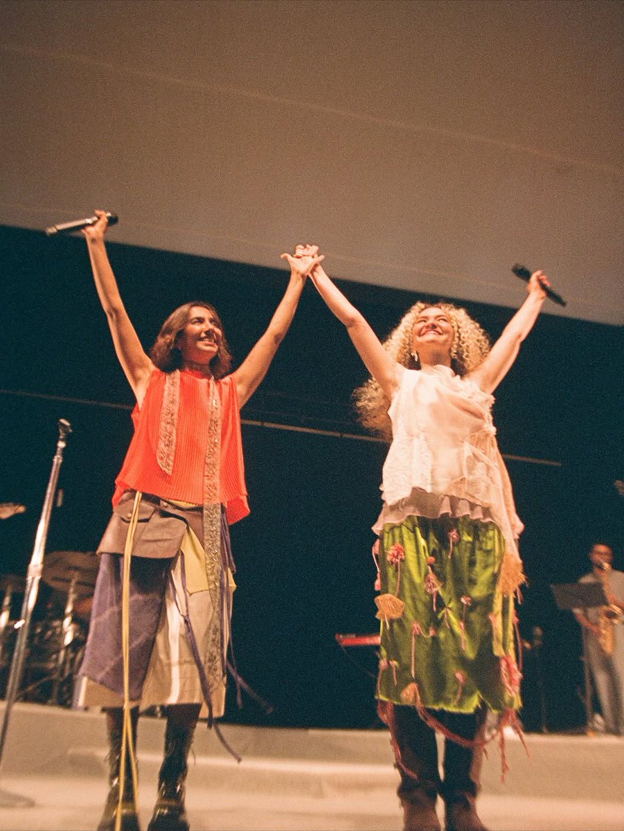 anavitoriaejtp's tweet photo. as analógicas da concha 🫶 a graça de estar nessa cidade e nessa casa…….. muito obrigada, salvador! ontem foi tão bonito, vocês cantando tudo :') a gente saiu desse palco tão feliz! até a próxima!!!!!
semana que vem tem ribeirão e são josé, nos vemos ... https://t.co/w7sr9wQpkA