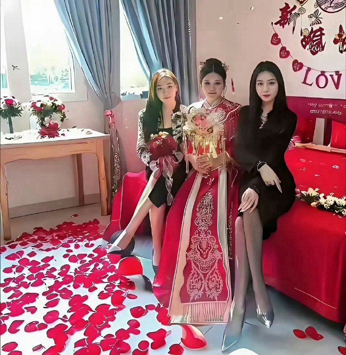 Yurihivx's tweet photo. 两个伴娘比新娘还好看，我怀疑在抢镜头。 https://t.co/Vdn1oSdHwt