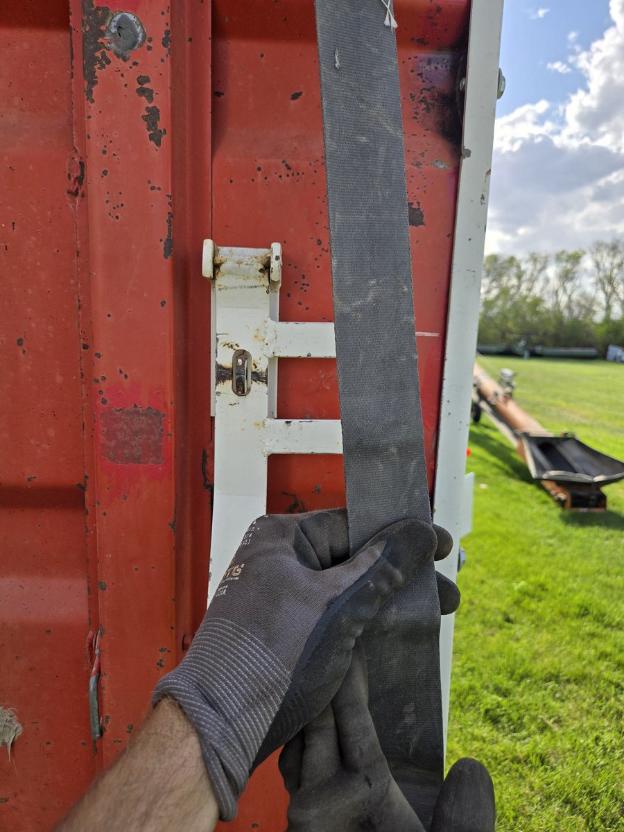 PowerPhilF's tweet photo. Today's Ag post not associated with winder erosion.  Who remembers how these work.  I feel so old when young seed guys want to help tarp and then are like, " is this missing something"  Bahaha https://t.co/stIILEKiVr
