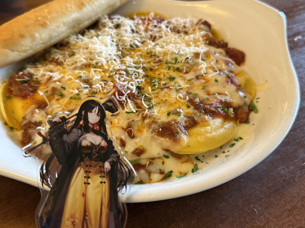 NO FUCKING WAY C5 MORAN AT THE OLIVE GARDEN????? #NIKKE