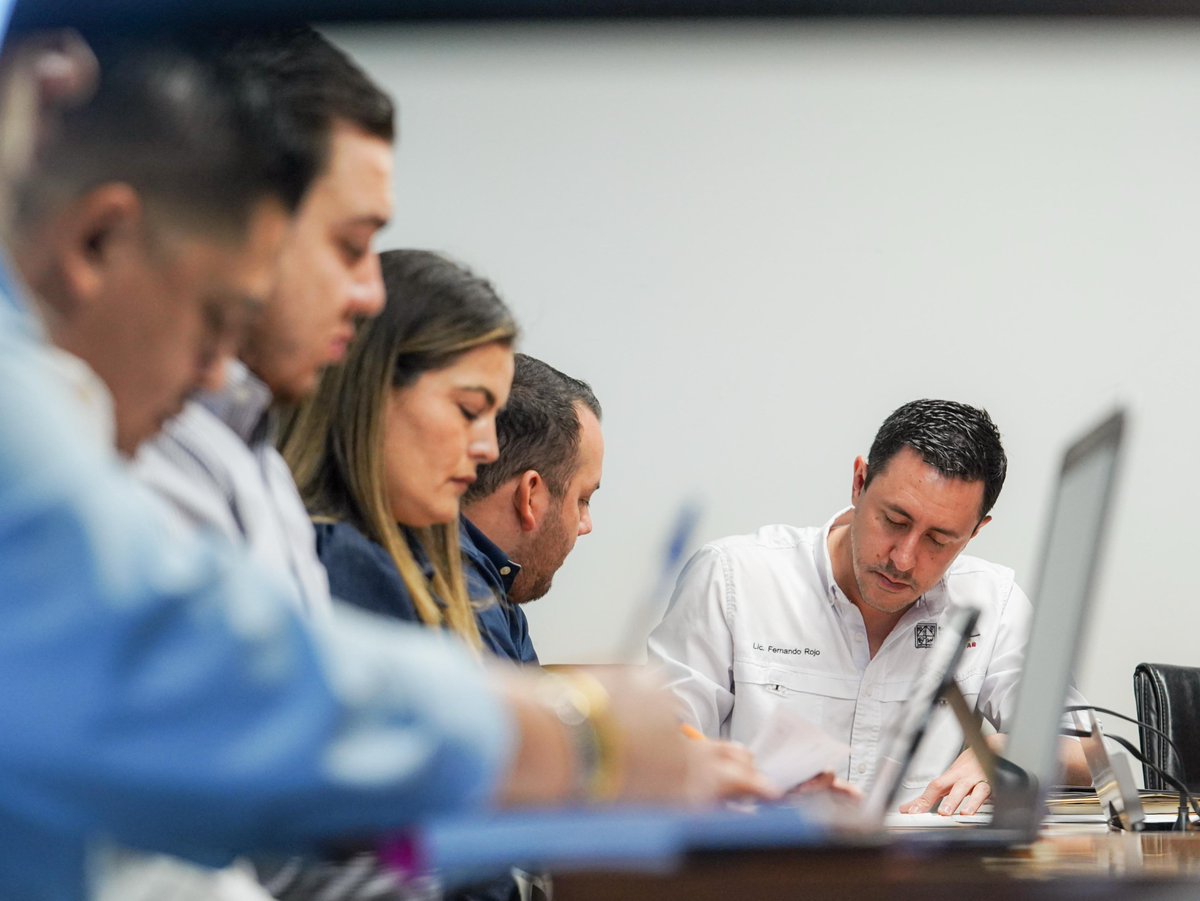 FernandoRVM's tweet photo. Nos reunimos con la @SENER_mx y @SonoraCodeso para avanzar en la implementación del programa “Techos Solares para el Bienestar” en Sonora.

Este tipo de acciones reafirman el compromiso entre el Gobierno Federal y del Estado por generar un impacto directo en la economía de las familias sonorenses, impulsado por la presidenta @Claudiashein y el gobernador @AlfonsoDurazo.

¿Qué opinas sobre las energías renovables en Sonora?