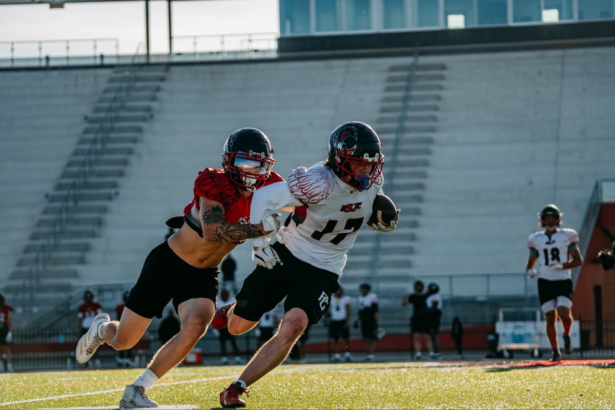 zachjacobsss's tweet photo. Spring ball complete. Excited for what’s ahead⚡️ @CoachJSchaeffer @coach_mo_ @JUCOFFrenzy @JuCoFootballACE https://t.co/6hfT34Hi0Z