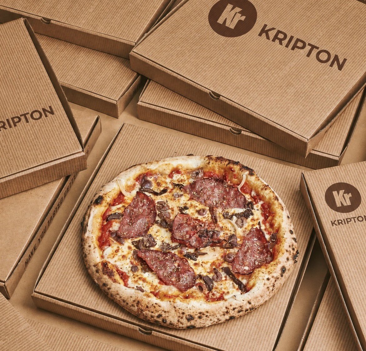 kripton_la's tweet photo. Estamos cocinando algo que te
va a gustar🍕👀

Del 18 al 22 de mayo celebramos la #BitcoinPizzaWeek con regalos exclusivos para nuevos usuarios y... ¡un sorteo de 250 USD en #RBTC 🤯

Dale me gusta, que el lunes abrimos la cocina. 🍕

@BitcoinAR @APYCE_AR @rootstock_io https://t.co/qyS8WrCwsq