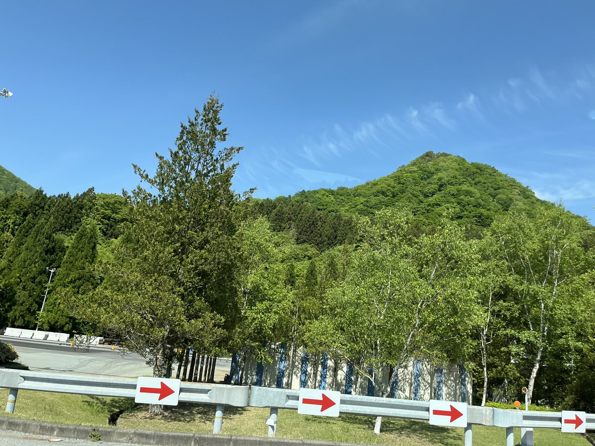 THIRDBIKES's tweet photo. おはようございます☺️

本日は社内サイクリングデーで、とある所へ向かっています。
サイクリングデーは社内メンバーでサイクリングを楽しむ日🌵

カフェライド、うどんライド、マウンテンコースなど、各々行きたいところへ出かけております。
いってらっしゃーい👋

そして今日は天気が良さそう！！ https://t.co/AQk6nJuurb