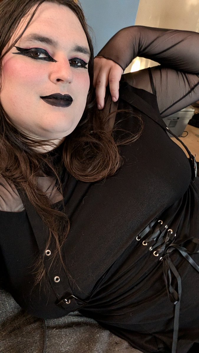 TheLulace's tweet photo. Night out tonight, promise I'll behave hehe 🖤🖤 https://t.co/qIXl8xTDta
