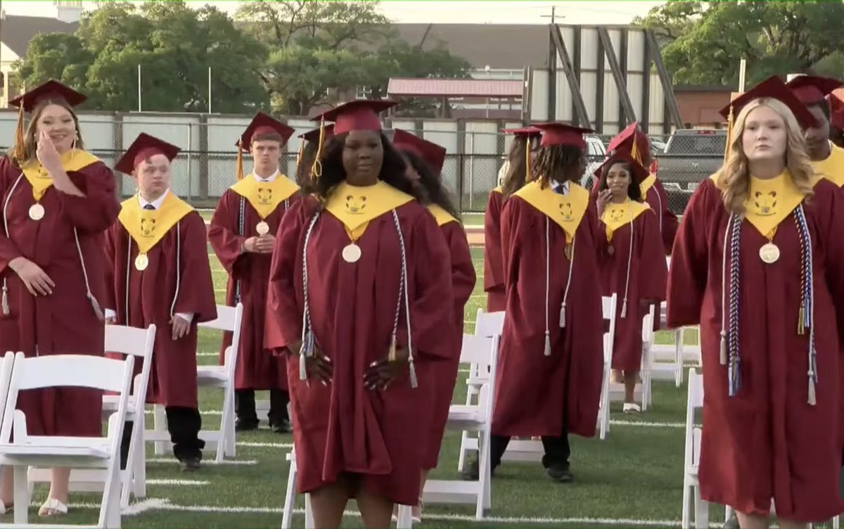 mcpsstech's tweet photo. 🎓📱💻 Tune in to Citronelle graduation coverage on mcpssTV,  Facebook, and YouTube 

https://t.co/2Qym8fWwqF https://t.co/UiOlGEneaX