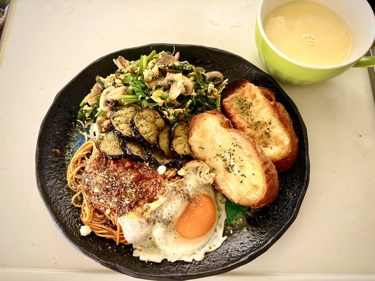 estemanis5's tweet photo. 男飯

茄子のミートソース
目玉焼き
ほうれん草とマッシュルームのスクランブルエッグサラダ
ハニーチーズトースト
コーンスープ

夜勤明け
最近ツイて無い事が多過ぎてちょっとヤケ喰い

はぁ癒されたい https://t.co/1E0sVPYfJr