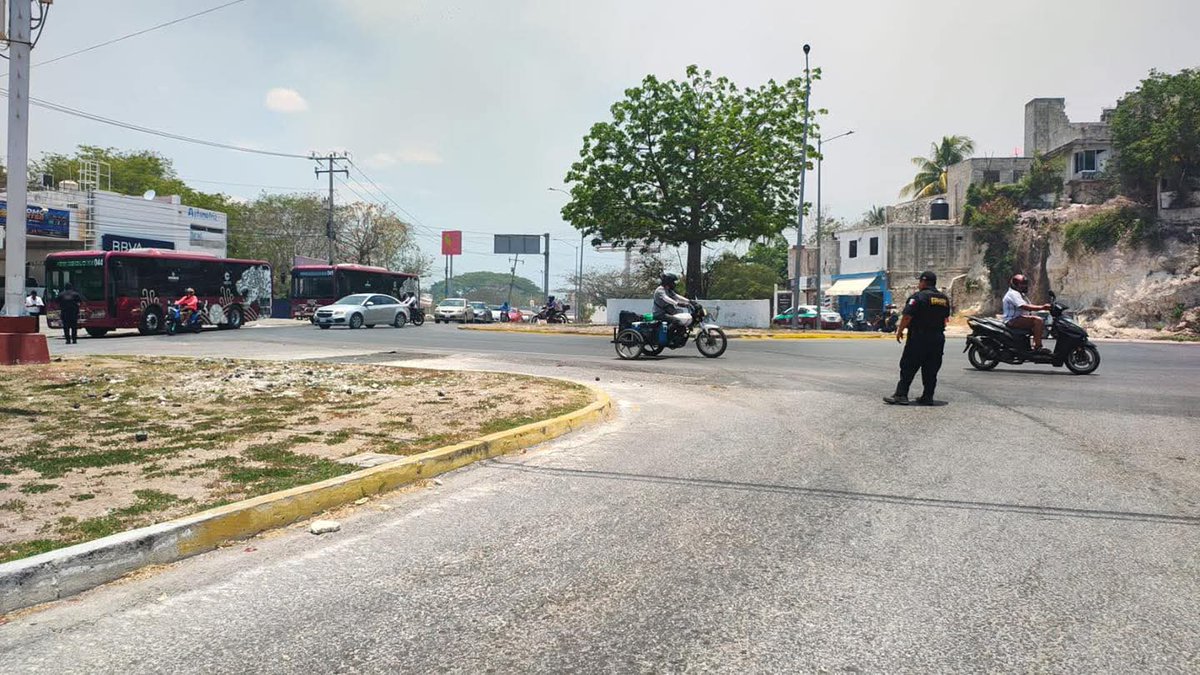 RadarCampeche's tweet photo. La #SPSC mantiene coordinación con @SEPROCICAMP  para atender el incendio en las inmediaciones de la colonia Siglo XXI.

Elementos apoyan con labores de vialidad y una pipa en la zona. Autoridades piden tomar precauciones y permitir el paso a unidades de emergencia. 🚒🚔🔥🔥 https://t.co/FNILzDnogS