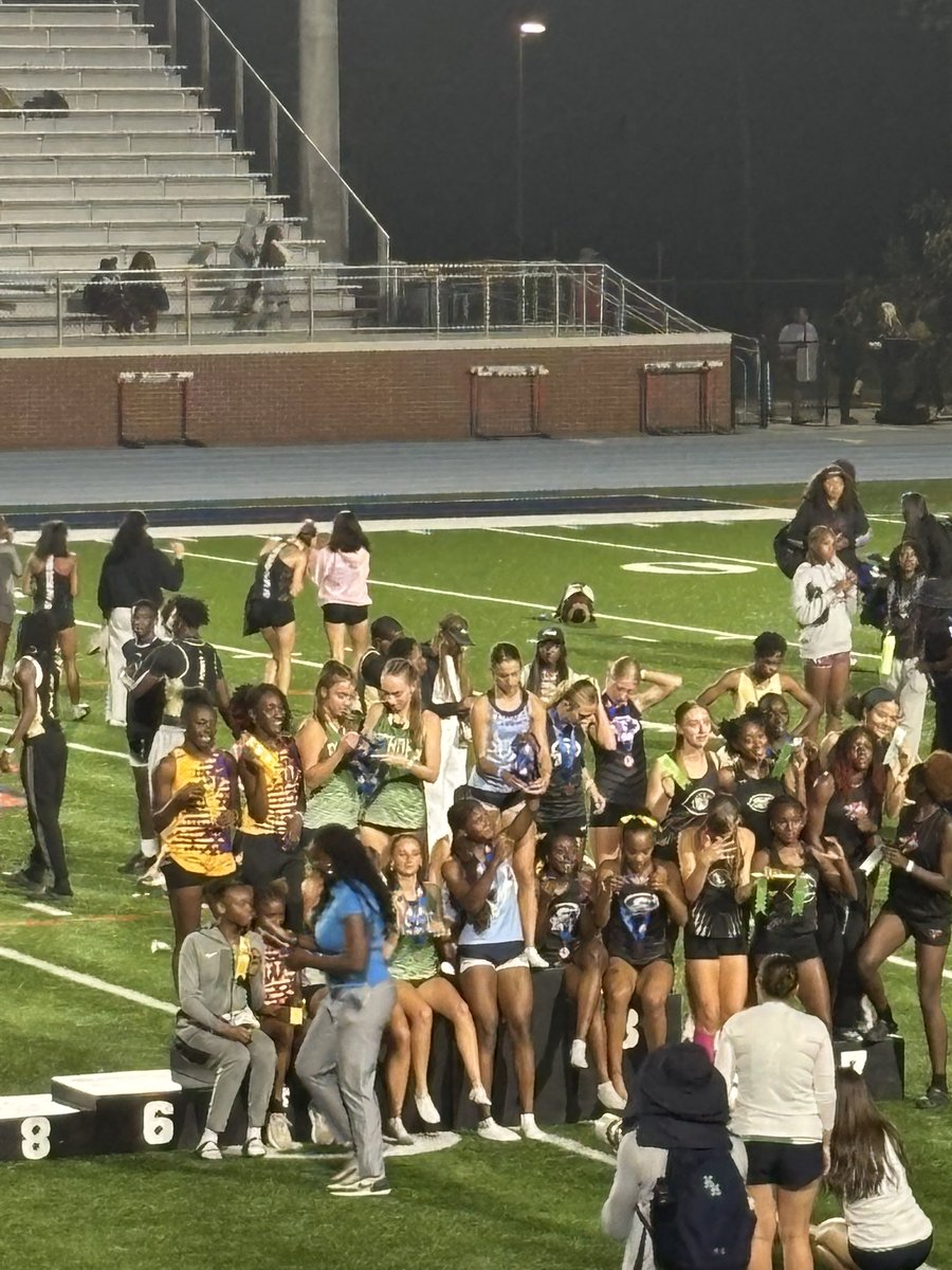 StarySamuel's tweet photo. 4x4 Relay: 4th place with a 4:02 ! 
“split a 59”🏃🏾‍♀️💨 https://t.co/PUU2GD71ma