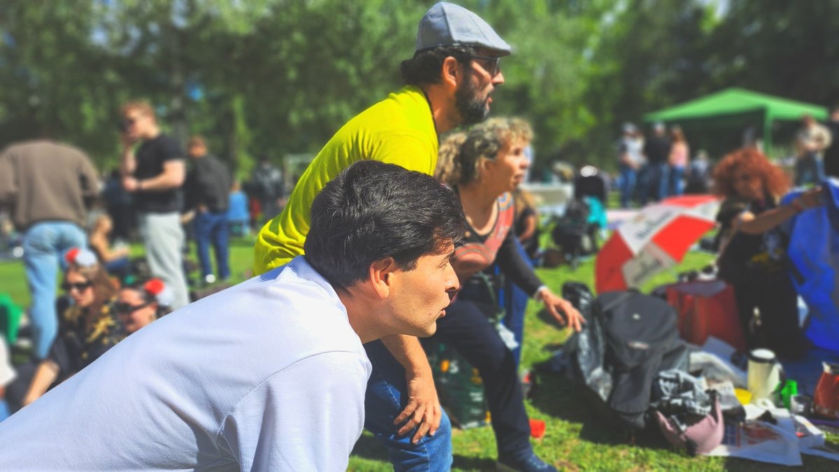 PodemosJovenCM's tweet photo. Hoy hemos estado en la Pradera celebrando las fiestas de nuestra querida Madrid con nuestra gente.✊🏽
Madrid es de las vecinas, de las jóvenes, Madrid es chulería y familia 
 #SanIsidro #Madrid https://t.co/sAzoDmNwgT