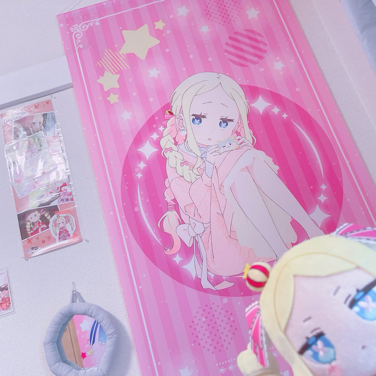 _32Mizu_'s tweet photo. ベッドの真上にはどデカタペストリー https://t.co/Cw9zxReHYP