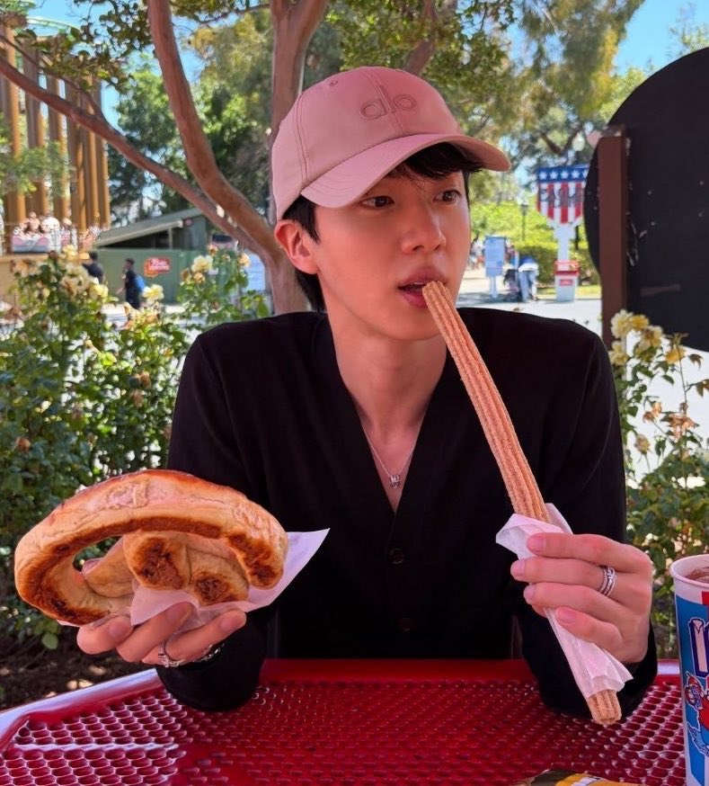 seokjinnie's cheeks 👨🏻‍🚀💙 tweet media