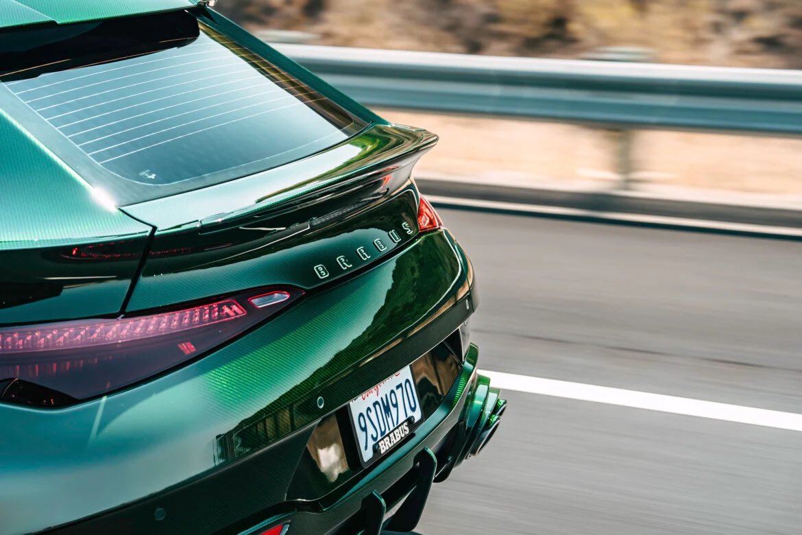 Kid_Funkster's tweet photo. @911addict_ #BrabusRocketGts 🏁 #MeanGreen #GreenHammer @BRABUSgermany 😎

- V8 1000hp 
- 0-100Km/h : 2,6s 😜
- 317Km/h
- 1M€ 
https://t.co/Pvqk4ApqeY https://t.co/XyvOXPKFNN