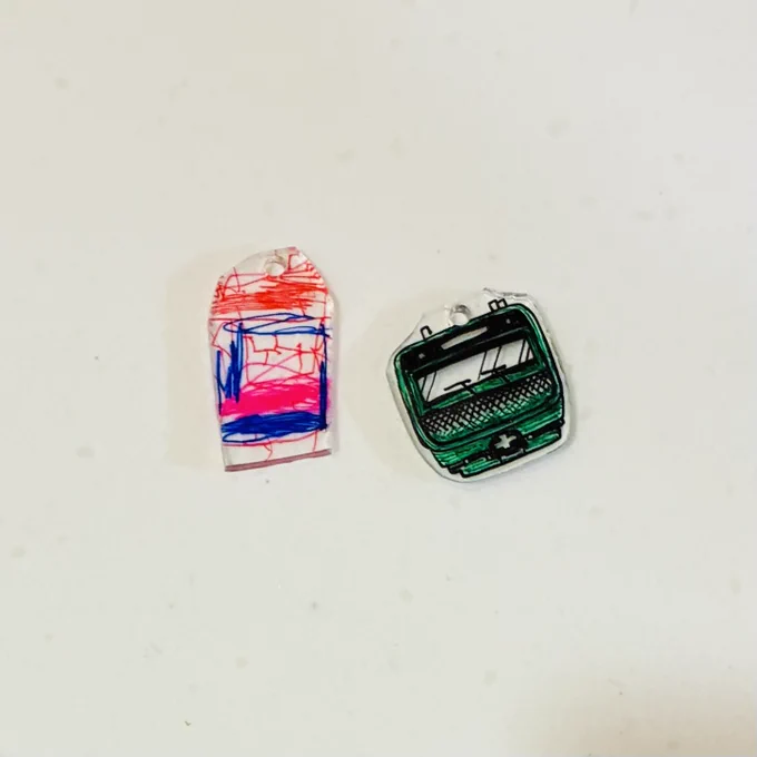 朝から子供とプラ板を焼いている。プラ板なんて30年ぶりくらいにやったよ…左が息子作、右が私作。2枚目が要領を得て上達している子供の最新作。