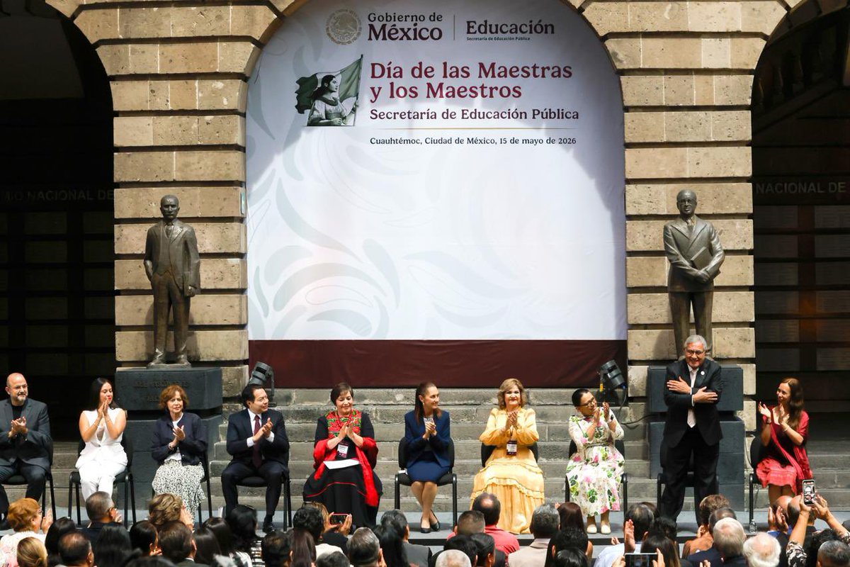 AlfonsoCepedaMx's tweet photo. En la ceremonia del #DíaDelMaestro, encabezada por la Presidenta @Claudiashein, reafirmé las prioridades para el magisterio nacional: derogar el actual régimen de pensiones del #ISSSTE y construir un sistema justo que garantice un retiro digno para nuestras maestras y maestros. 🇲🇽