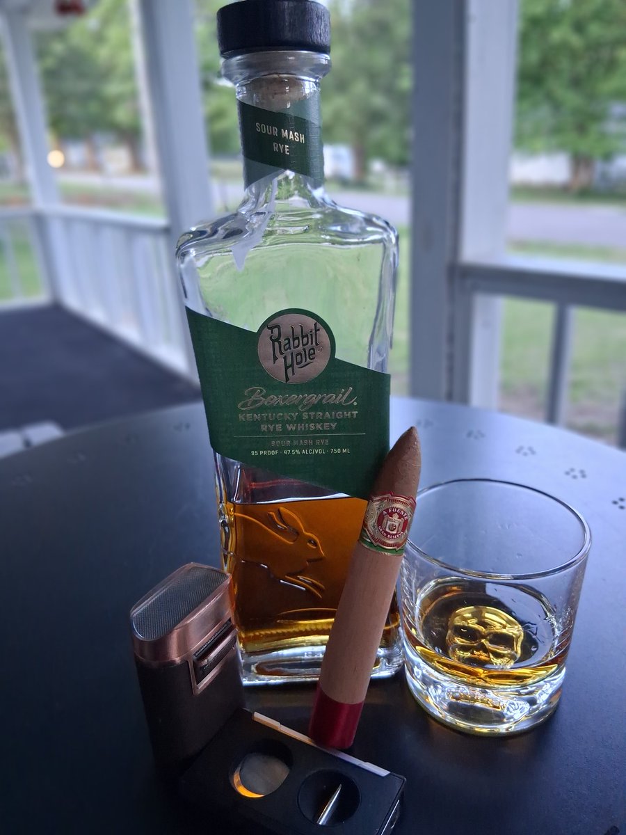 ascombs2011's tweet photo. Fuente Friday with an Arturo Fuente Chateau Fuente Pyramid Natural (NT) and Rabbit Hole Boxergrail Rye.
#fuentefriday #chateaufuente #boxergrailrye #rabbitholedistillery https://t.co/A40iNeXUzm