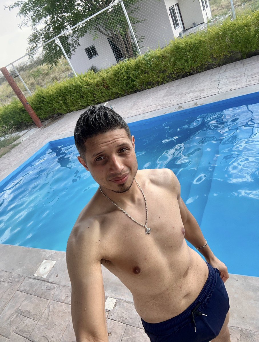 pachi_504's tweet photo. Aqui relax at home.! 🙌🏼 #pool day https://t.co/lhF1TdL7Do