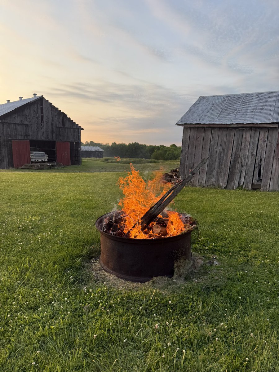 TimHarp9's tweet photo. Friday night fire and adult beverages https://t.co/n8LcY0PKl6