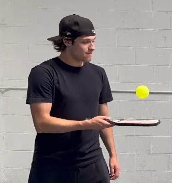 sleepysturnz's tweet photo. are we dead serious right now chris is working out and he looks so insanely good https://t.co/FCEWELUrgE