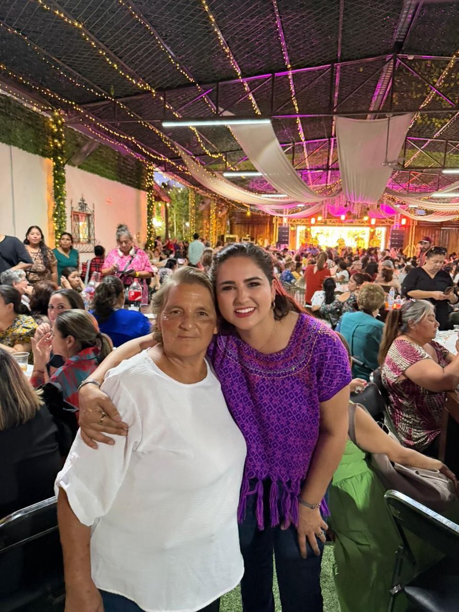 CelidaLopezc's tweet photo. El festejo por el Día de las Madres fue un momento muy emotivo. Me sentí profundamente feliz y agradecida; me encanta disfrutar, reír, platicar, bailar y convivir con mujeres extraordinarias de distintas colonias de Hermosillo, quienes me han acompañado y brindado su apoyo y amistad durante muchos años. Qué hermoso fue verlas y gozar juntas.