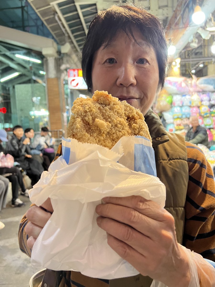 djasuka's tweet photo. はっろ～🤗 5/16（土）午前11時30分からはMROラジオ「前田明日香の旅してスマイル」OAです📡きょうは先週に続き、台湾を旅したお二人をスタジオにお迎え。その手配をしたエムトラベルの正木晴正さんと一緒に＜台湾旅行座談会 後編＞をお送りします♪

金沢市の涌村さんと泉沢さんは今年3月、台湾旅行を満喫。定番観光地もいろいろと巡ってきました🇹🇼

まずは台湾と言えばやっぱり夜市！どんなグルメを食べたのでしょうか？😋

そして、中国王朝の宝物が収蔵されている必見の故宮博物院について✨️

さらに最も有名な九份へ足を運んだ感想など、にぎやかに旅トークです🎙️

問屋街のカフェで休憩していたら、そこの店員さんが日本のある有名人に似ていてびっくり！というエピソードも😆

聞いていると台湾へ旅したくなるはずです✈️

🌟夜市で行列ができるお店へ♪ 牡蠣のオムレツが絶品🦪顔ぐらいある唐揚げも
🌟迪化街のカフェ店員さんが日本の女優、歌手、タレントとして活躍するあの方にそっくり⁉️
🌟故宮博物院の有名な翡翠の白菜を見に行ったけど…💦
🌟ガイドさん曰く、大人気の観光地・九份は雨の日が多い☔
🌟豆乳スープに肉うどん、朝ごはんにおすすめしたい台湾グルメ🥢

番組のハッシュタグは #旅スマ です。あなたのポストお待ちしています💬

今回も旅の写真をお二人から提供していただきました📷

前田明日香の旅してスマイル | MROラジオ | 2026/05/16/土  11:30-12:00 
https://t.co/2GcLhs8zKp

#台湾 #台湾旅行 #夜市 #台湾グルメ #迪化街 #故宮博物院 #翠玉白菜 #九份 #小松空港 #エバー航空 #旅トーク #旅 #MROラジオ #radiko #シェアラジコ