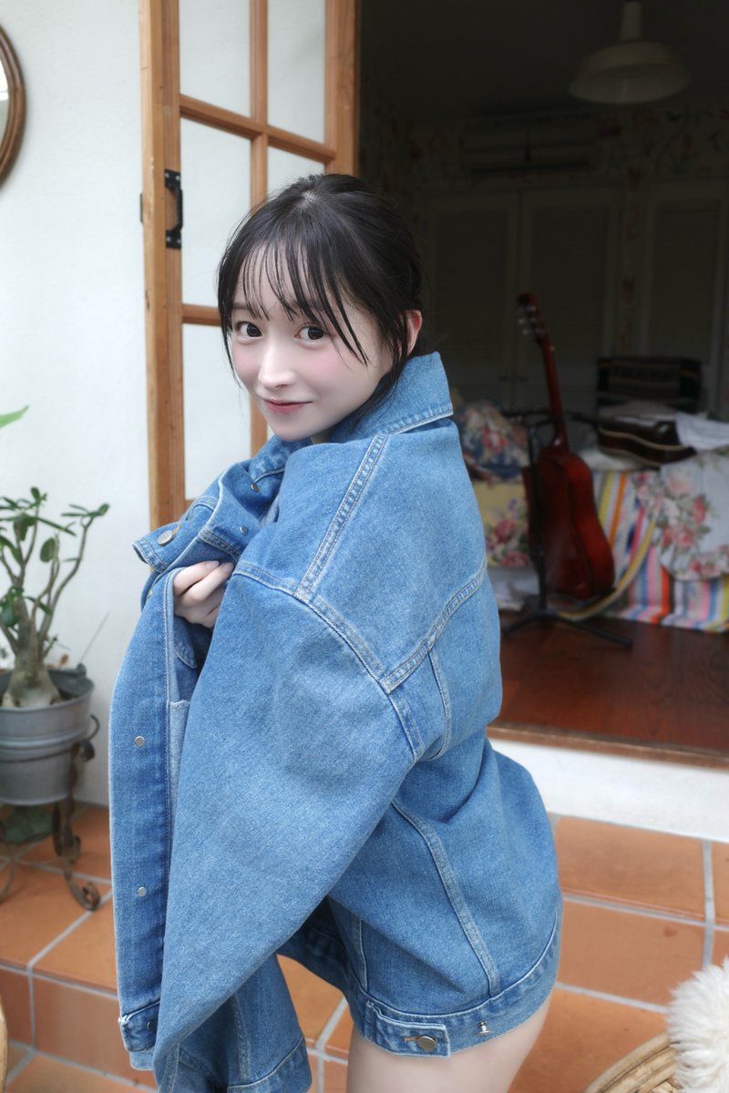 ヤングジャンプ 25号 発売まで、あと5日  🩵 上着の中はひみつ