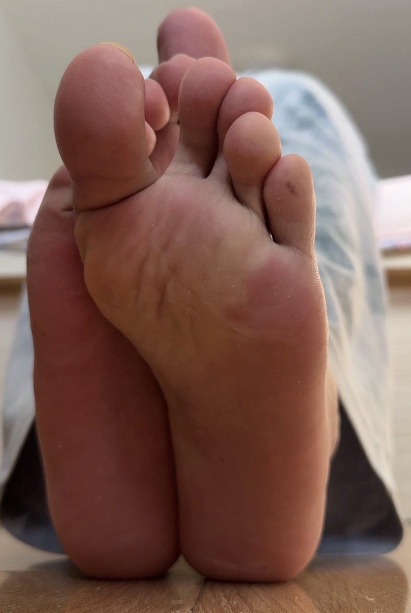 li37978's tweet photo. （清晰版）看看现搓的脚泥，酸臭脚喜不喜欢，过来舔干净，越舔我越兴奋，看见地上掉的脚泥了吗，趴着也舔干净 #脚泥 #臭脚 #酸臭 #脚底 #恋足癖 #羞辱 #贱狗 https://t.co/3NIXkJPIwK