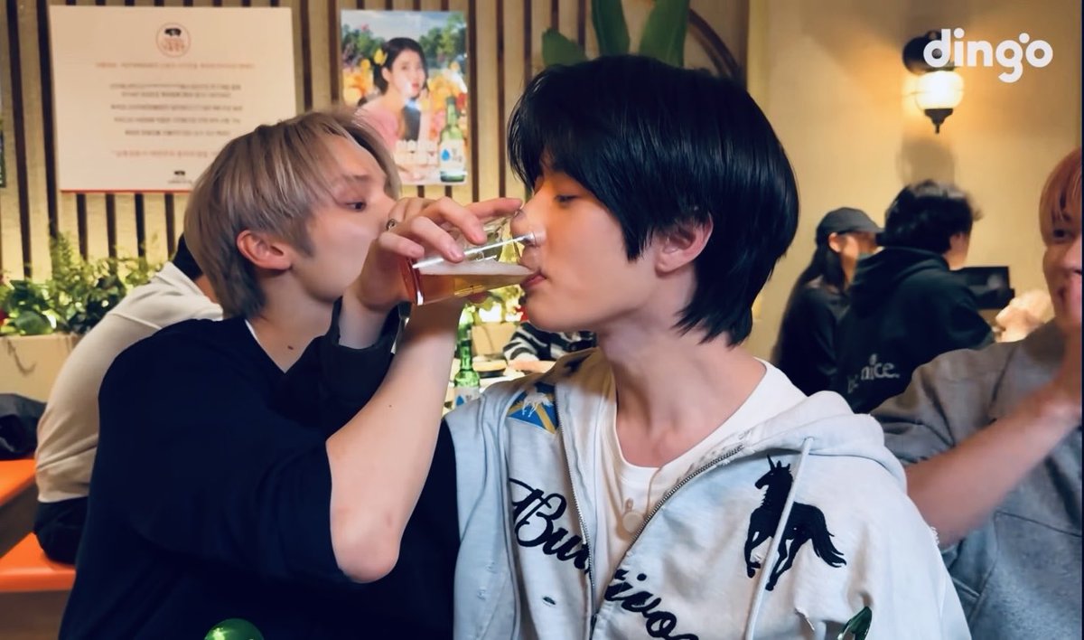 haruru492628's tweet photo. 酔っ払いTXT観ながら寝たら
私も🍻飲んでる夢見た🤭
TXTはいなかったけどww
🐧ちゃん🍻姿初めて見た😆私は🐰寄りの酔い方だから2人で飲んだら共倒れだなと思った笑笑
みんな楽しそうで幸せだったね🥰
#투모로우바이투게더 #이슬라이브 #Tipsylive
#딩고뮤직 #DingoMusic https://t.co/PBUbCRjwhL
