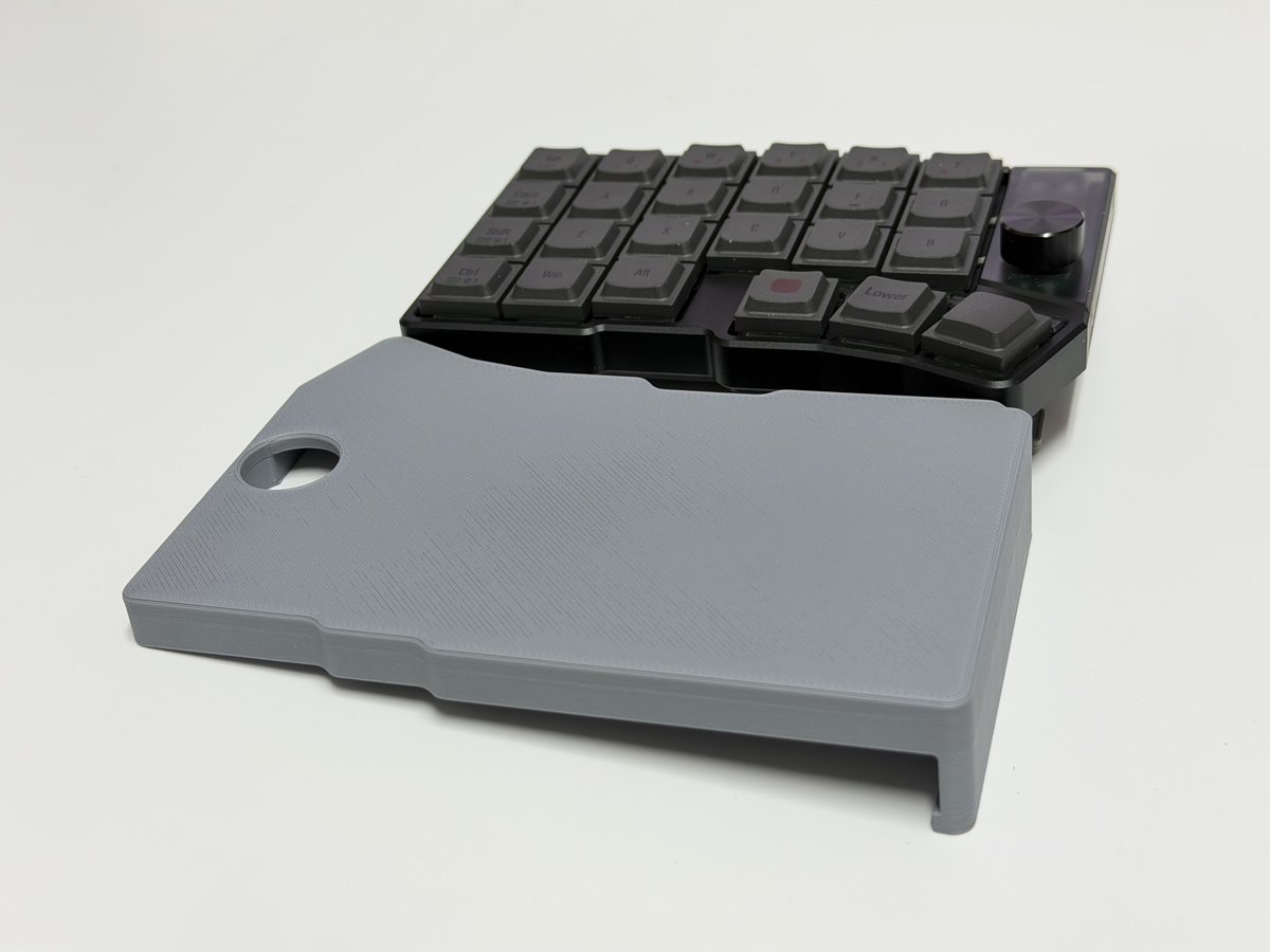 youichirou's tweet photo. 傾斜リストレストとして使えなくもないCornix LP用カバーをもうちょっとブラッシュアップして、ひとまずMakerWorldに公開してみたりした。
当初とは左右逆に置くようにしてみたけど、果たして?

@jezailfunder_jp 
https://t.co/SzELipFlvm https://t.co/Tim3GvhAj1