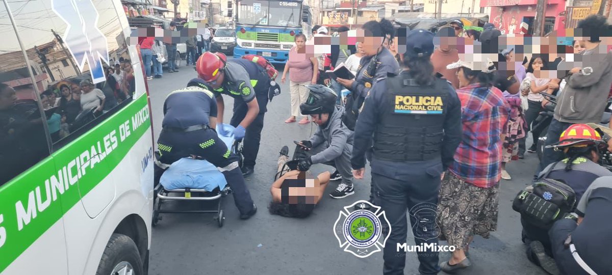 BomberosM_Mixco's tweet photo. #INFORMACION2026| 🇬🇹
#BOMBEROSMUNIMIXCO

#ATROPELLADA
Frente a la Despensa de la Colonia El Milagro zona 6 de Mixco

Motorista de 18  atropella a fémina de 49 años. Ambos con signos y síntomas de fracturas son estabilizados y trasladados por @BomberosM_Mixco https://t.co/kPQEBuJxoV