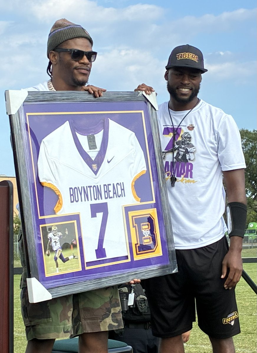 wpbf_ari's tweet photo. He’s one of the greatest athletes to ever come out of Palm Beach Co

Tonight, Lamar Jackson was back in Boynton Beach.

We knew his number would be retired, but that was just the start.

Details of everything the school and city did to honor him, tonight at 11 on @WPBF25News. https://t.co/zYkzW6L1sJ
