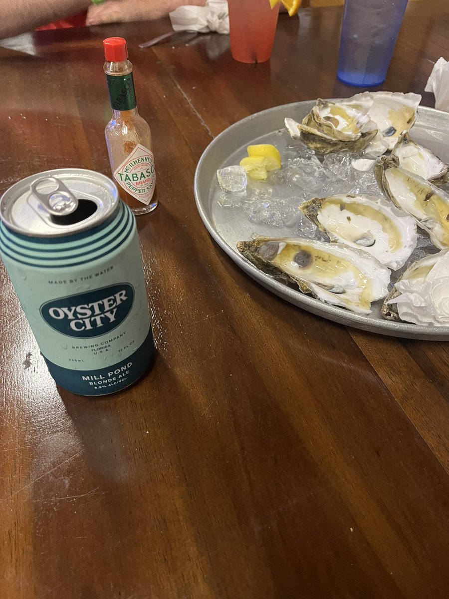 bladeefan911's tweet photo. Carrabelle florida bar crawl. Population 2000. Stop one https://t.co/qCEKhTWlYZ
