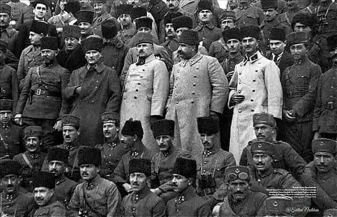 HerodotDiyorKii's tweet photo. Ben, Atatürk’ün Samsun’da görevlendirilmesi ve sonrasında Millî Mücadelenin başlatılmasını Sultan Vahdettin’in dışında organize edilen bir devlet operasyonu veya daha doğru ifadeyle kurmay subaylar operasyonu olduğunu düşünüyorum.

Mustafa Kemal Paşa, İstanbul’a gelince önce Osmanlı kabinesinde Savunma Bakanı olarak görev almak istiyor. Bu mümkün olmayınca ve İstanbul’da yapacak bir şey kalmayınca Anadolu’ya geçmenin yolları aranıyor. Bu yollar aranırken İngilizler başta olmak üzere işgal kuvvetlerinin dikkatini çekmeyecek adımlar atıyorlar.

Mustafa Kemal Paşa, ordu müfettişi göreviyle Samsun’da görevlendirildiğinde yanında;

1. Kurmay Albay Refet Bey (BELE) (3. Kolordu Komutanı)

2. Kurmay Albay Mehmet Kazım Bey (DİRİK) (Müfettişlik Kurmay Başkanı)

3. Dr. Albay İbrahim Talî Bey (ÖNGÖREN) (Müfettişlik Sağlık Başkanı)

4. Kurmay Yarbay Mehmet Arif Bey (Kurmay Başkan Yardımcısı)

5. Kurmay Binbaşı Hüsrev Bey (GEREDE) (Karargâh Erkan-ı Harbiyesi İstihbarat ve Siyasiyat Şubesi Müdürü)

6. Topçu Binbaşı Kemal Bey (DOĞAN) (Müfettişlik Topçu Komutanı)

7. Doktor Binbaşı İbrahim Refik Bey (SAYDAM) (Sağlık Başkan Yardımcısı)

8. Piyade Yüzbaşı Cevat Abbas (GÜRER) (Müfettişlik Baş Yaveri)

9. Kd. Yüzbaşı Ali Mümtaz (TÜNAY) (Kurmay Mülhakı)

10. Yüzbaşı İsmail Hakkı (EDE) (Kurmay Mülhakı)

11. Yüzbaşı Ali Şevket (ÖNDERSEV) (Müfettişlik Emir Subayı)

12. Yüzbaşı Mustafa Vasfi (SÜSOY) (Karargah Komutanı)

13. Üsteğmen Hayati Bey (Kurmay Başkanı Emir Subayı ve Müfettişlik Kalem Amiri)

14. Üsteğmen Arif Hikmet (GERÇEKÇİ) (Kurmay Mülhakı ve 3. Kor. K. Yaveri)

15. Üsteğmen Abdullah (KUNT) (İaşe Subayı)

16. Teğmen Muzaffer (KILIÇ) (Müfettişlik 2. Yaveri

17. 1. Sınıf Katip Faik (AYBARS) (Şifre Katibi)

18. 4. Sınıf Katip Memduh (ATASEV) (Şifre Katibi Yardımcısı)

Bunların dışında;

Rauf Bey (Orbay) Bandırma üzerinden 1919 Mayıs ayı içinde Anadolu’ya geçti.

Ali Fuat Paşa (Cebesoy) 20. Kolordu’nun Komutanıydı. Mustafa Kemal Paşa (Atatürk) ile 1919 Şubat ayında Şişli’deki evinde görüştü. Zaten görevi gereği Anadolu’ya geçmesi oldukça kolaydı.

Albay İsmet (İnönü) ilk zamanlar İstanbul’da kalsa da 1920 yılının başında Anadolu’ya geçti.

Kazım Karabekir 1919 yılının Mart ayı içinde Erzurum’daki 15. Kolordu Komutanlığına atanmıştı. Nisan ayı içinde de Anadolu’ya geldi.

Fevzi Paşa( Çakmak ) Osmanlı Devleti’nin son genelkurmay başkanı olan Fevzi Çakmak, 1920 yılına kadar İstanbul’da kaldı. İstanbul’un 16 Mart 1920’de çok daha geniş kapsamlı işgal edilmesi sonrasında Anadolu’ya geçti.

İzzet Çalışlar, 1920 yılının ortalarına kadar İstanbul’da kaldıktan sonra Anadolu’ya geçip 23. Tümen Komutanı olarak Millî Mücadelede görev aldı.

Abdurrahman Nazif Gürman, Libya’da İtalyanlara karşı savaşırken Fransızlara esir düşmüş esaretten İstanbul’a dönünce de Osmanlı ordusunda görev alarak ve 1921 yılında milli mücadeleye katıldı. Milli mücadeleye katılmadan önce de milli mücadele için çalıştı.

Bunlar yazabildiğim askeri kurmay kadrodur. Bunların dışında yine son anlara kadar İstanbul’da kalan askerler olduğu gibi çok sayıda sivil de yine İstanbul’da milli mücadele için çalışıyordu. Tüm bunları bir arada düşündüğümüzde milli mücadelenin başlatılması konusunda Osmanlı askeri ve sivil kadroları arasında önemli bir refleks olduğunu görüyoruz. 

Bu kadroların büyük bir kısmının İttihat ve Terakki üyesi kadro olduğunu söylemeden geçmek de olmayacaktır.
Tüm bu kadroyu bir araya getiren şey Türk Milletinin düşman esaretinden kurtarılması düşüncesiydi.

Vahdettin’in Mustafa Kemal ve bir dizi subay hakkında idam kararı çıkartması, milli mücadele sürecinde Hilafet ordusu ve Ahmet Anzavur ismiyle bir ordu ve yapının kurularak milli mücadele hareketini bastırmaya çalışması, milli mücadele hareketinin Vahdettin dışında organize edilen bir hareket olduğunu gösteriyor.