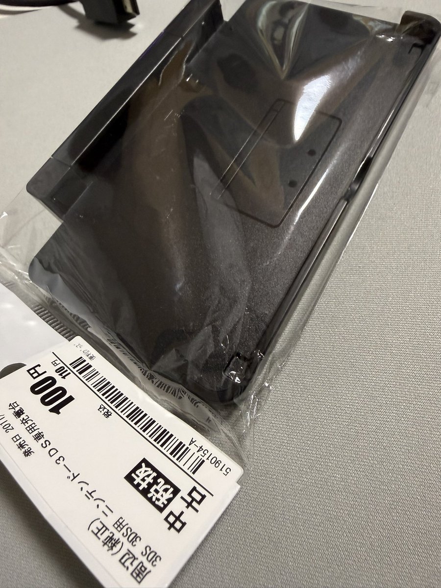 FmvaxK's tweet photo. ゲオで激安掘り出し物見つけた
ゲオの光るゲーミングマウスパッド80%offで325円😳
3ds充電スタンド110円
しかもマウスパッドは謎のメーカー保証1年ある笑 https://t.co/cxKmvfVAbq